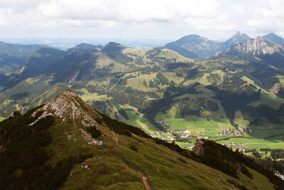 Blick auf die Kühgundspitze (1.852 m) über dem Tannheimer Tal