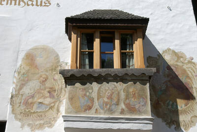Erker mit Fresken am Turmhaus in St. Martin