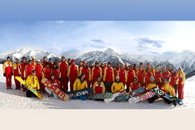 Gruppenfoto der Skischule Mayrhofen - Skischule des Jahres 2012 bei Skirea
