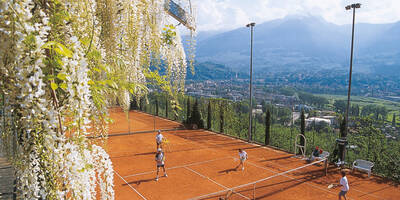 Tennis über den Dächern der Kurstadt