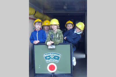 Kinder im Wagen im Schaubergwerk Kupferplatte