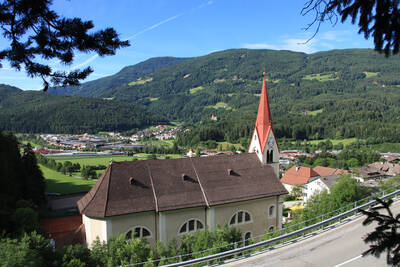 Kirche von Kiens mit Ehrnburg