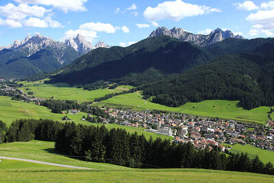 Niederdorf im Pustertal mit Haunold (2966m) und Dolomiten