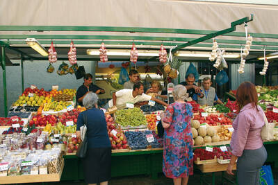 Obstmarkt in Bozen mit Torgglhaus im Hintergrund