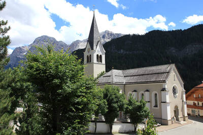 Pfarrkirche von Wengen mit Kreuzkofel