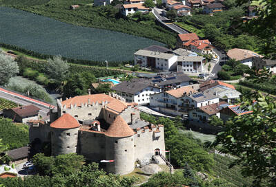 Schloss Kastelbell mit Dorfansicht