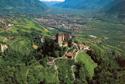 Schloss und Dorf Tirol