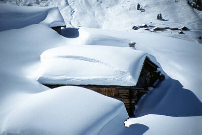 verschneite Hütte in Osttirol